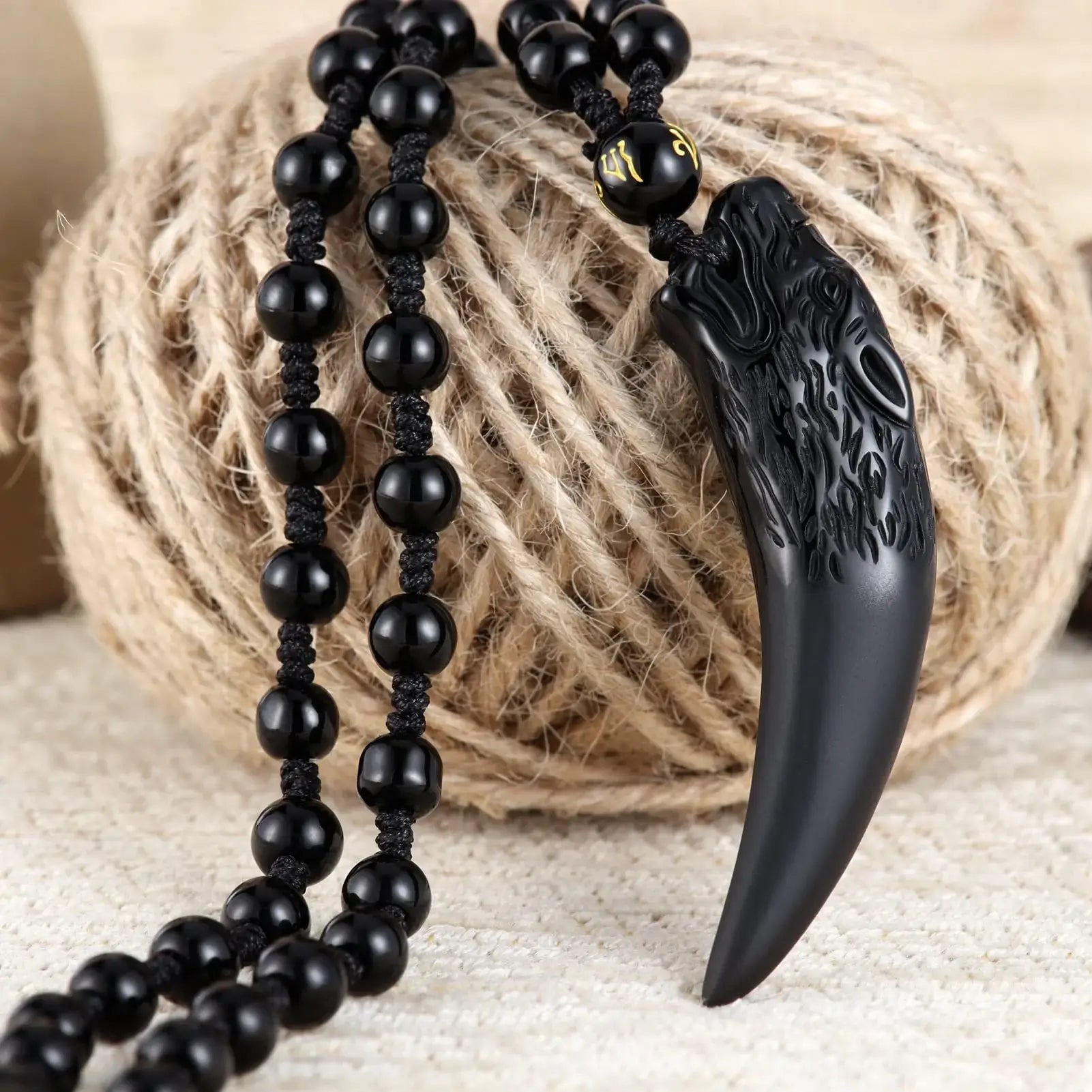Vakkert unisex halskjede med utskåret obsidian ulv anheng. Beskyttende amulett.