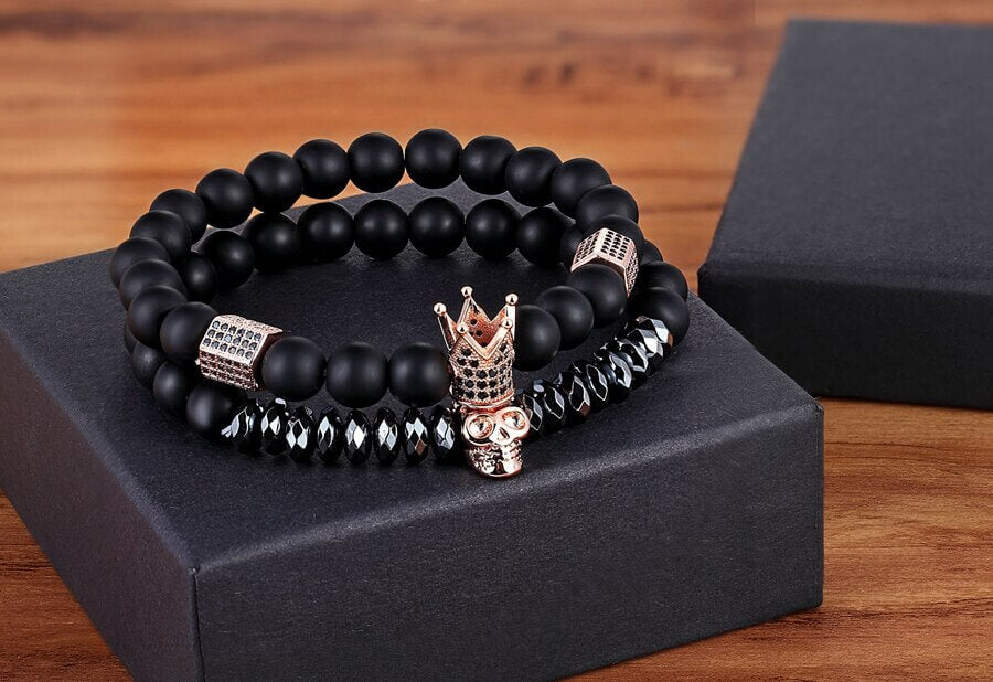 Robust unisex onyks armbånd med symboler for styrke: hodeskalle og krone. Et varig natursteinsmykke.
