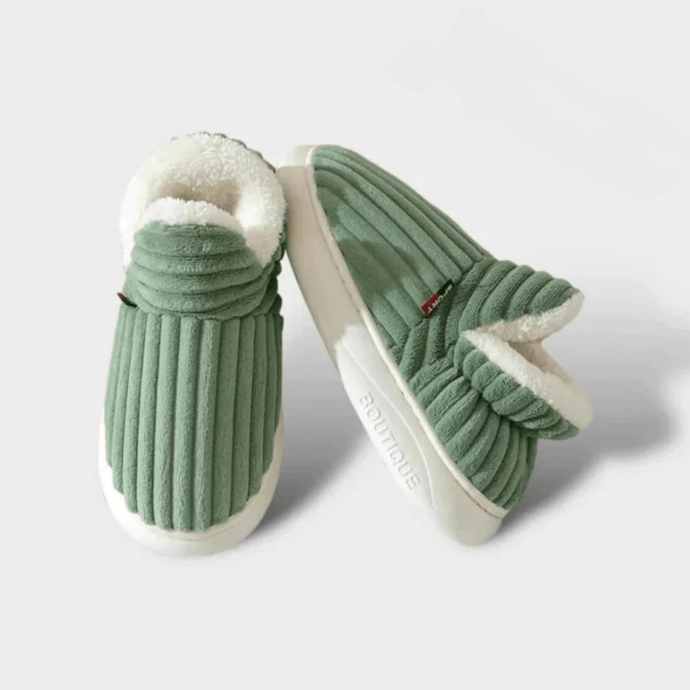 Nærbilde av antiskli sålen på unisex tøflene, gir trygt grep på glatte gulv.