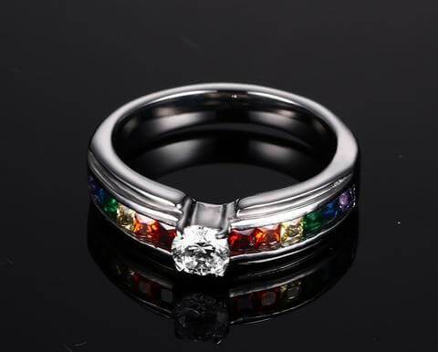 Unisex regnbue Pride løftering på finger, laget av rustfritt stål. Stilig LGBTQ+ smykke for alle.