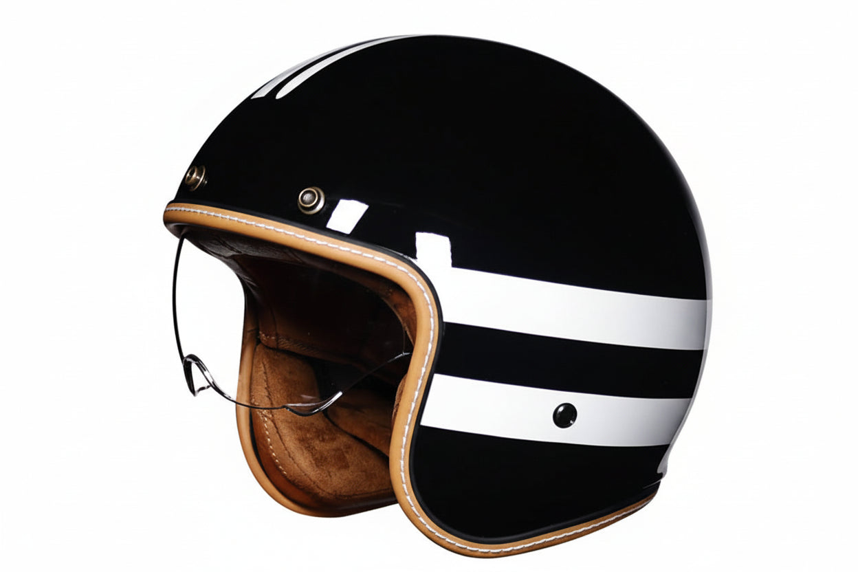 Klassisk hvit retro åpen motorsykkelhjelm med justerbart visir. Behagelig, sikker motorsykkelutstyr for unisex.
