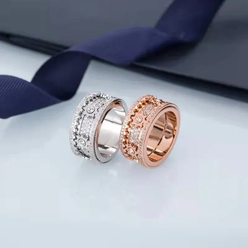 Luksuriøs roterende ring med krystall og moderne design, unisex smykke for stresslindring og fokus.