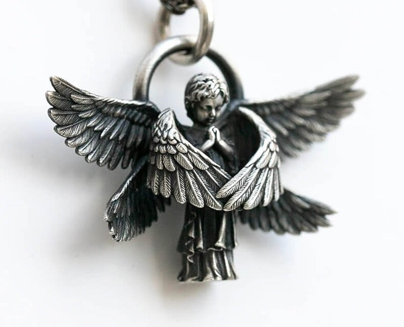 Detaljert engleanheng i sølvdesign. Elegant unisex anheng som symboliserer beskyttelse.