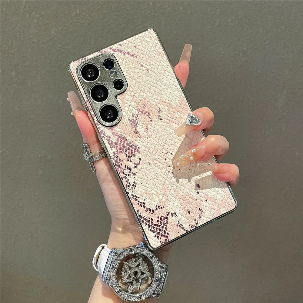 Slangeskinn telefondeksel, unisex design for Samsung Galaxy S25. Unik stil for din mobil.