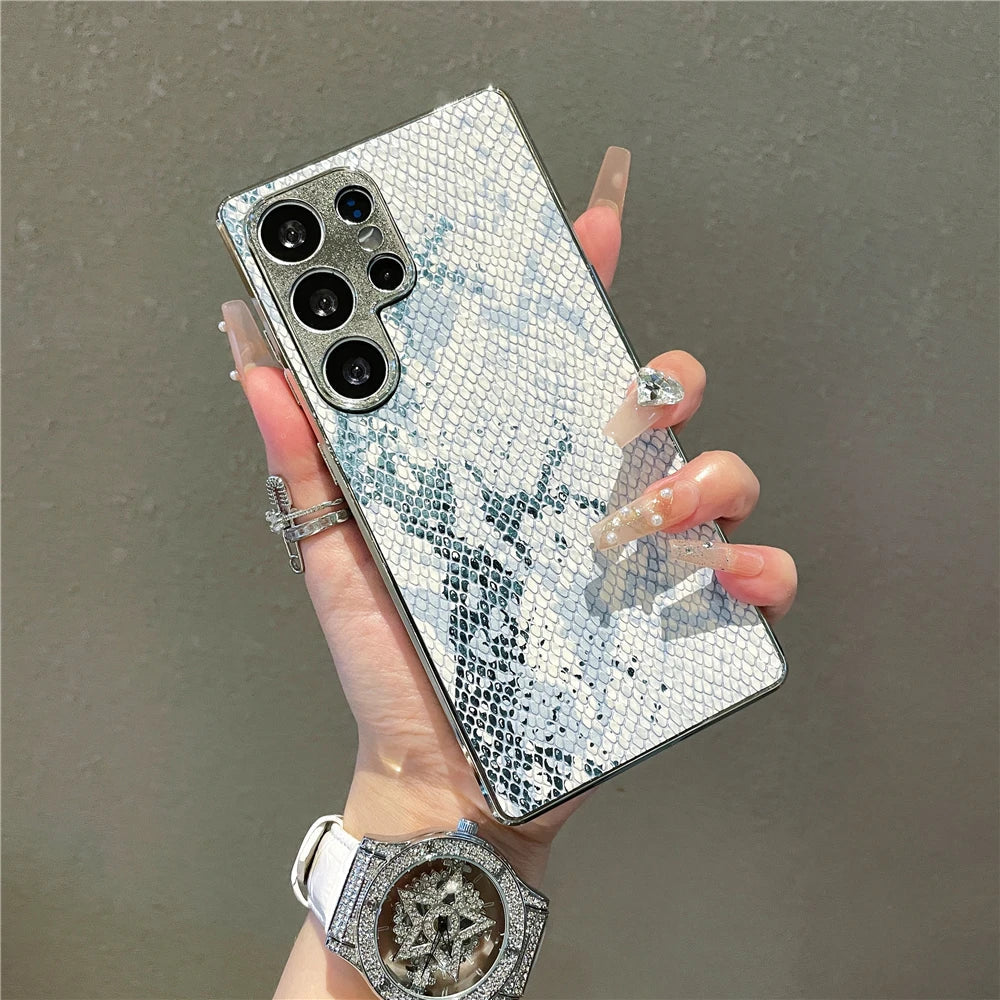 Moderne slangeskinn deksel for Samsung Galaxy S24. Beskyttende og stilfullt mobiltilbehør med unikt preg.