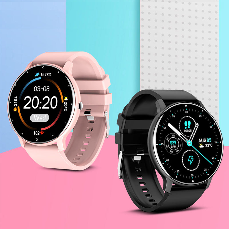 Elegant unisex smartklokke på håndleddet, viser tid og helsedata for aktiv livsstil.