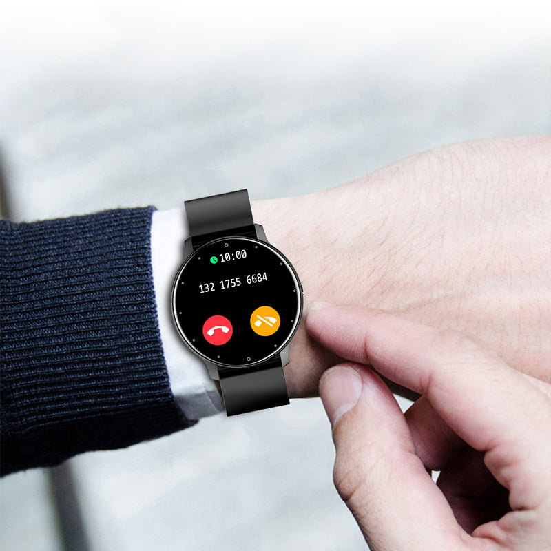 Person løper med unisex smartklokke som sporer aktivitet, puls og distanse under multisport trening.