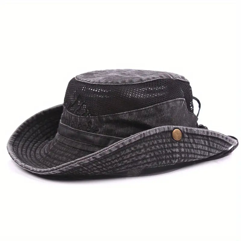 Justerbar turhatt med bred kant for solbeskyttelse. Ideell for reise, strand og friluftsliv.