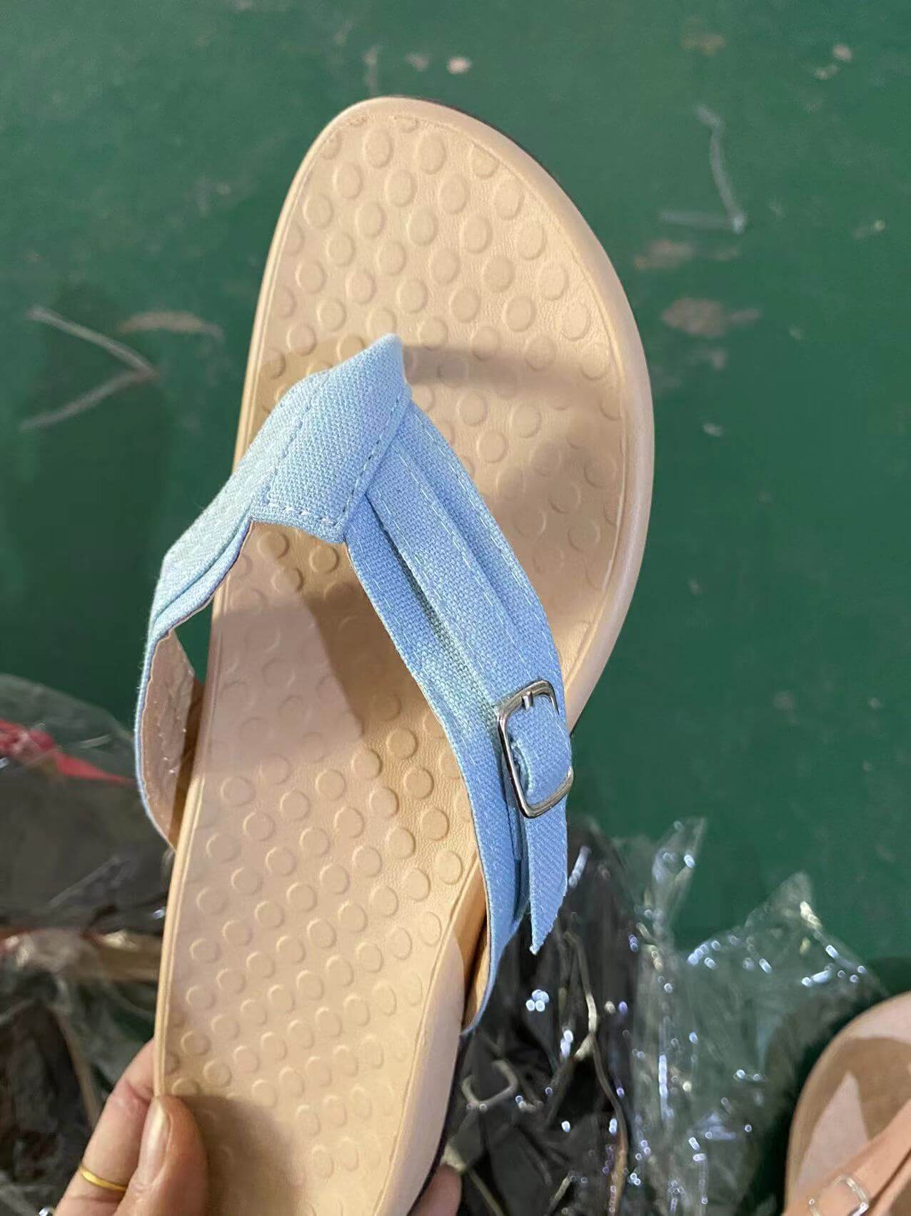 Lette, sklisikre flip-flops med buestøtte og justerbar passform for optimal komfort. Ergonomisk fottøy.