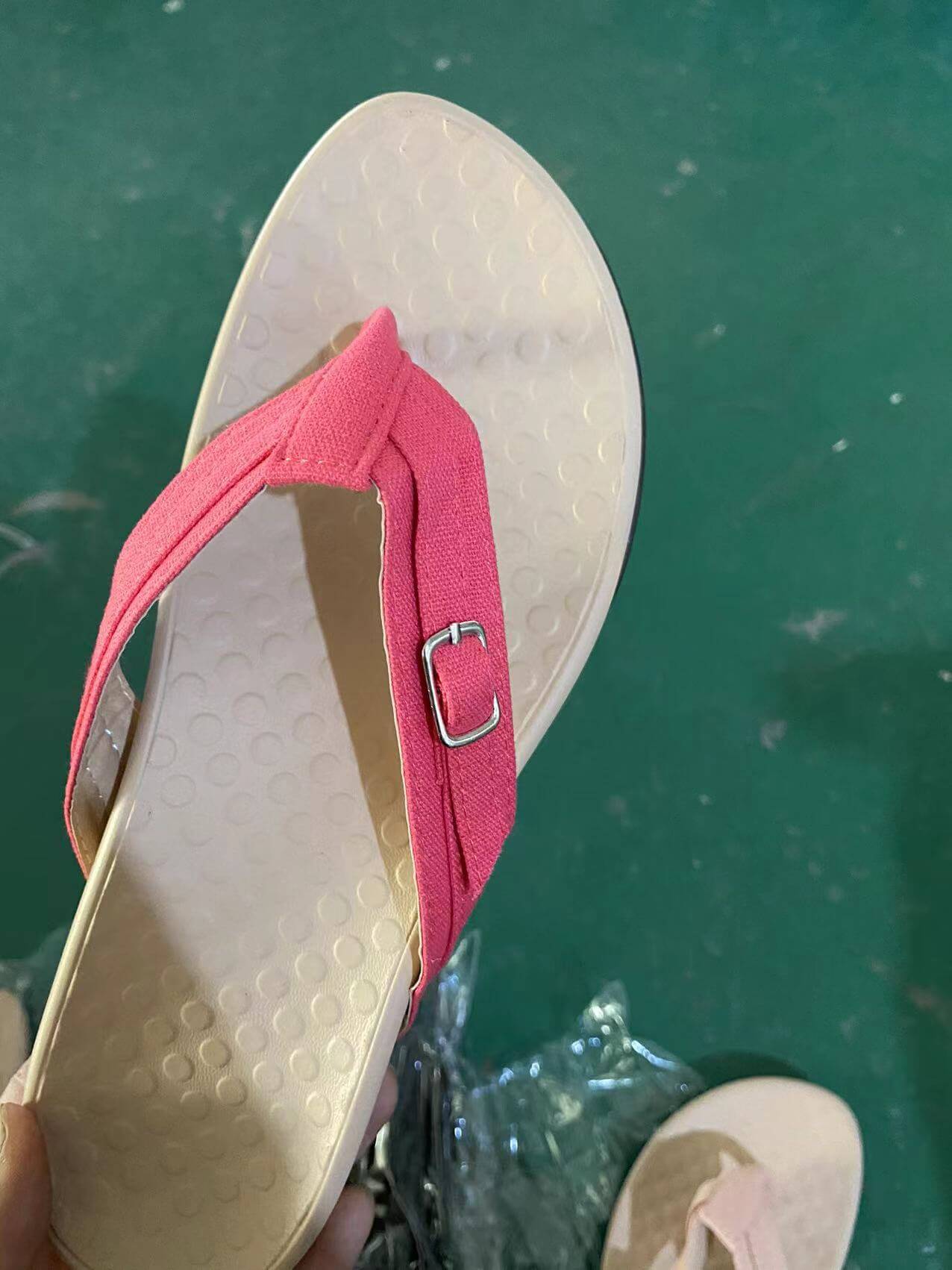 Støttende flip-flops for optimal komfort, ergonomisk fottøy med buestøtte. Perfekt for sommer.