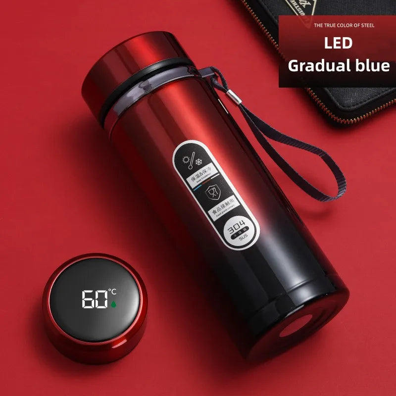 Moderne reisekrus i rustfritt stål med LED display; ideell for å nyte kaffe/te på farten.