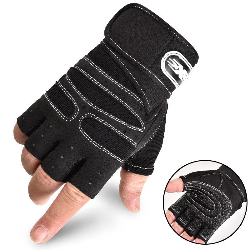 Unisex treningshansker i bruk under styrketrening, med fokus på håndleddsstøtten.