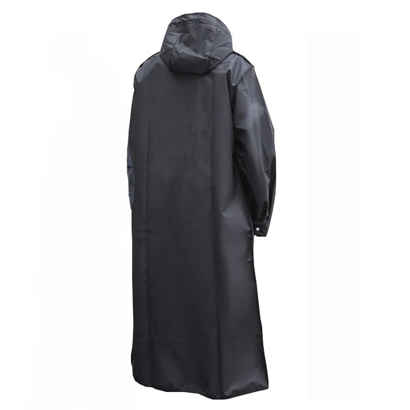 Model iført unisex regnjakke i fritidssetting. Vanntett beskyttelse ideell for pendling og utendørsaktiviteter.