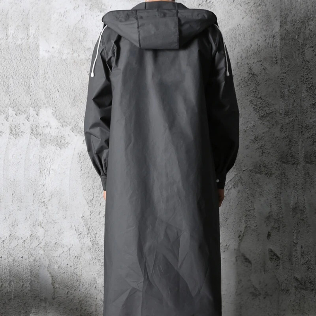 Ryggvisning av unisex regnjakke med hette, fremhever god passform og lengde for full vanntett beskyttelse.