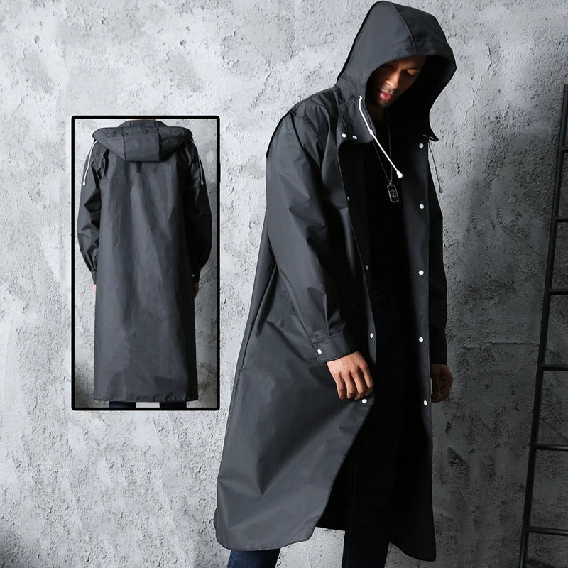 Unisex regnfrakk med justerbar hette, designet for komfort og bevegelsesfrihet under våte og vindfulle forhold.