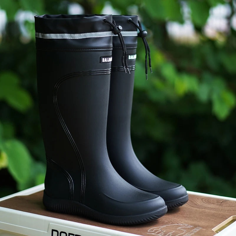 Røde og svarte vanntette unisex regnstøvler for regnvær. Komfortable, sklisikre og perfekte for utebruk.