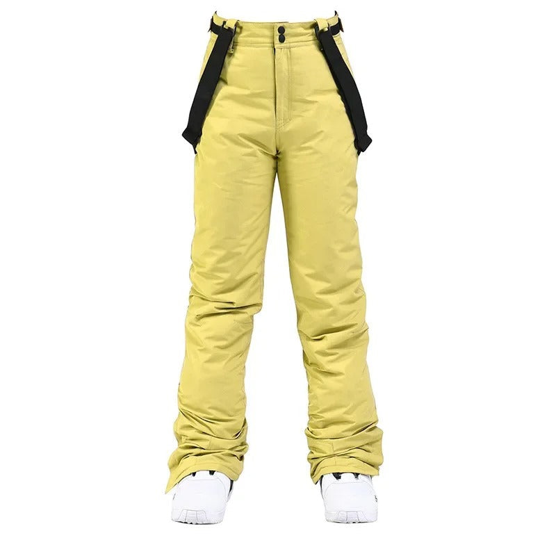 Modell iført unisex snøbukse med suspensorer. Komfortabel og varm for utendørsaktivitet.