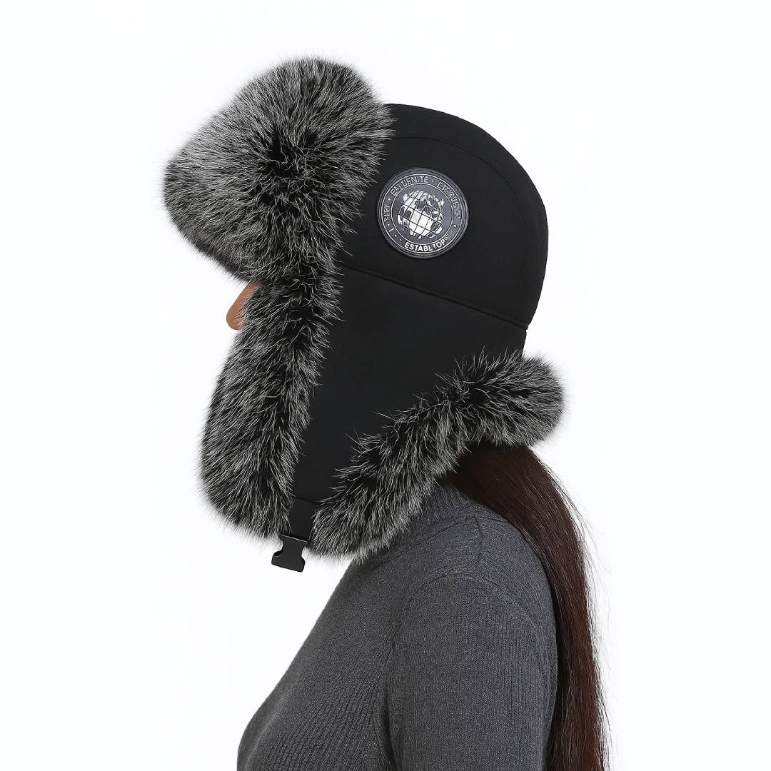 Varm unisex vinterlue med øreklaffer og fuskepels, perfekt for ski, vintersport og utendørsaktiviteter.