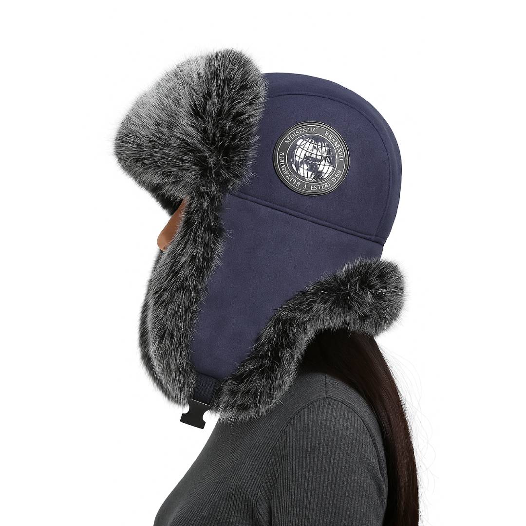 Komfortabel unisex vinterlue med myke fuskepels øreklaffer, designet for varme og hverdagsbruk i kulden.