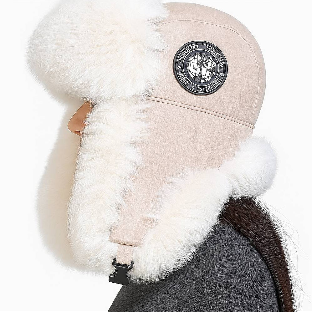 Detaljbilde av varm unisex vinterlue med justerbare fuskepels øreklaffer for optimal kuldebeskyttelse.