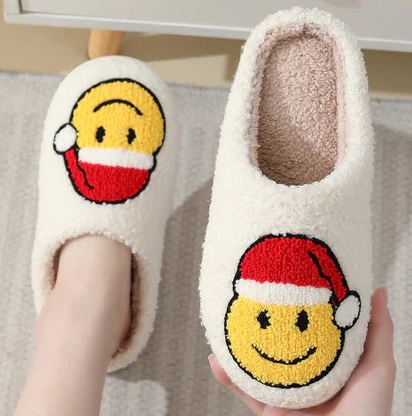 Nærbilde av vintermotiv på myke hustøfler. Detaljer med reinsdyr og snø, varme, sklisikre unisex tøfler.