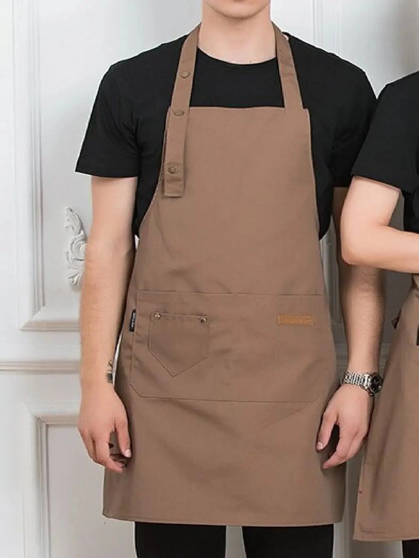 Nærbilde av det vanntette unisex kokkeforkleet, ideelt for bruk på kjøkkenet og i hagen.
