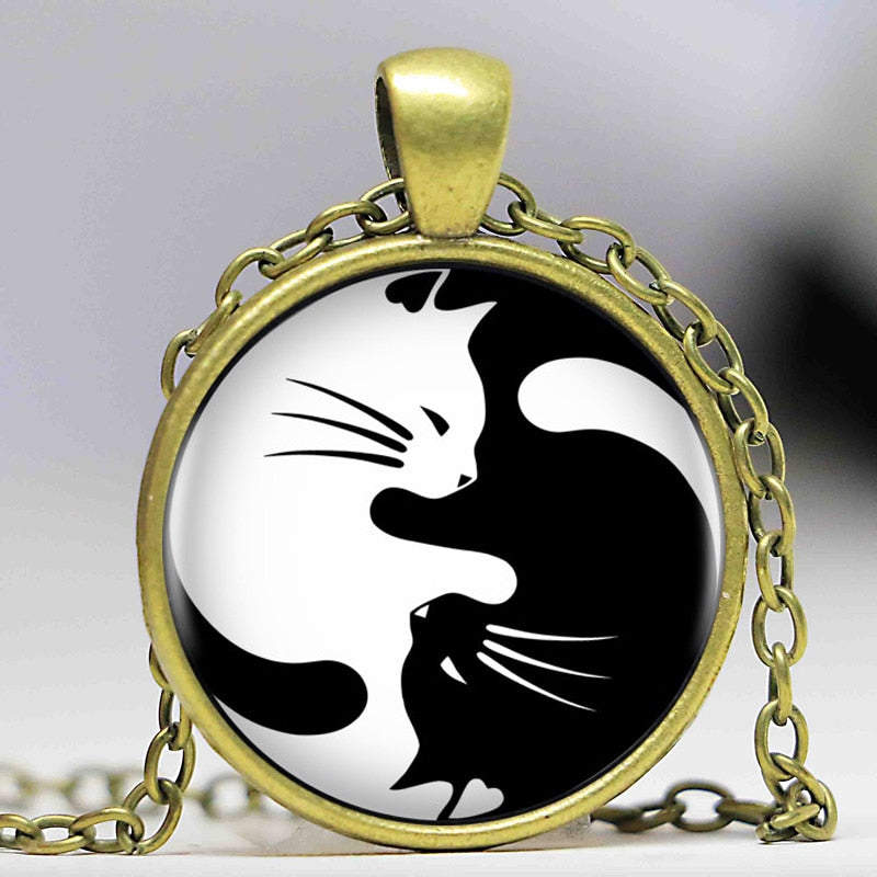 Smykke med yin yang kattemotiv i rustfritt stål. Uttrykker balanse og harmoni. Dyrekjede for alle.