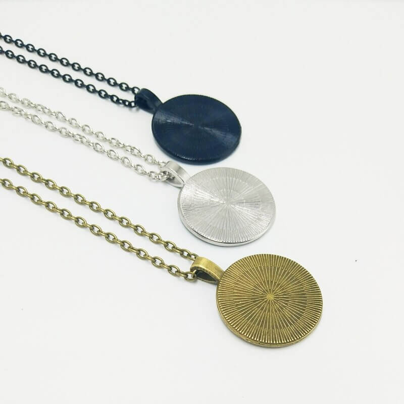 Enkelt og meningsfullt Yin Yang kattekjede i rustfritt stål. Balanse og kjærlighet symbol.