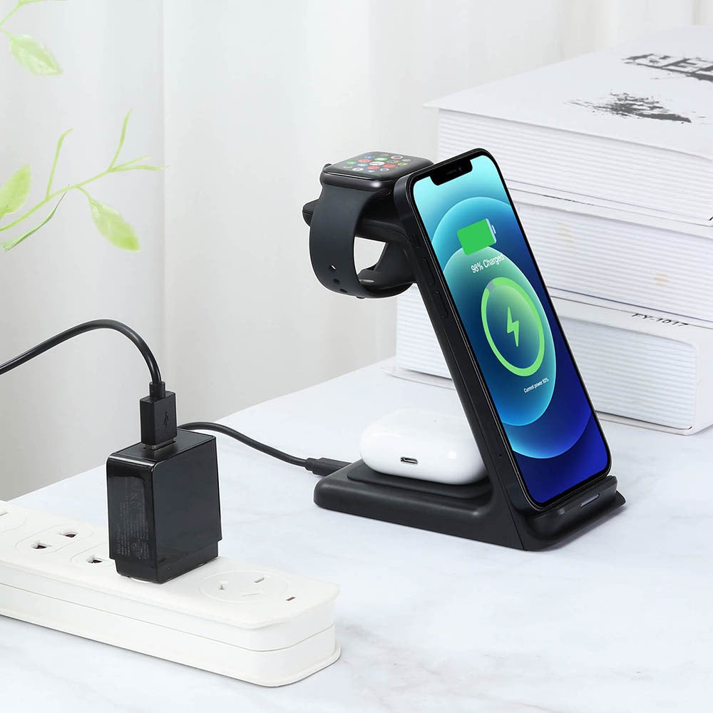 Kompakt 3-i-1 ladedokk som lader smarttelefon, smartklokke og trådløse ørepropper. Plassbesparende.