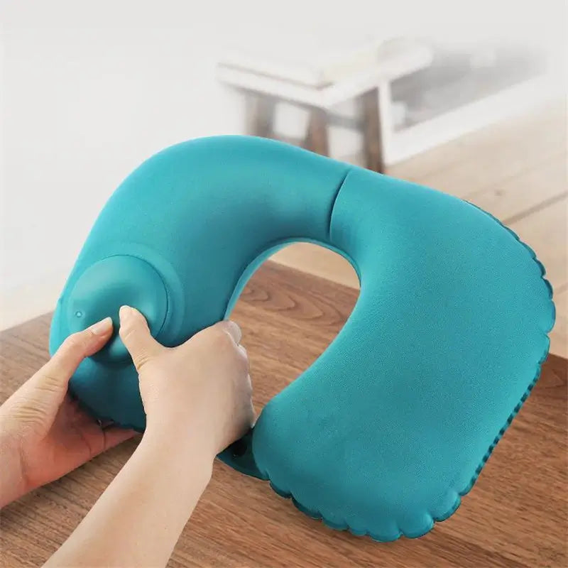 Automatisk oppblåsbar nakkepute i bruk. Gir ergonomisk komfort på fly, bil eller kontor.