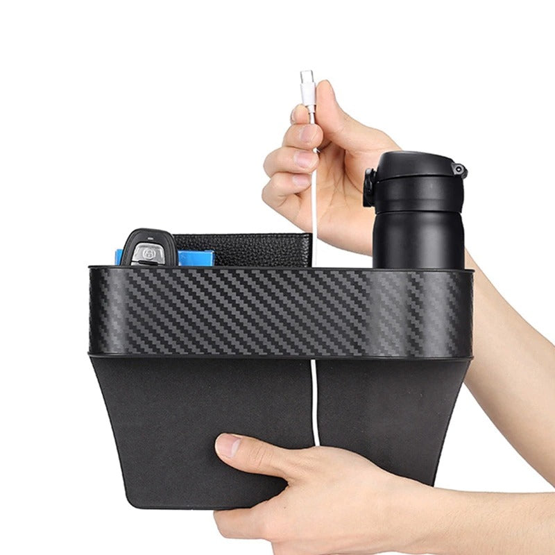 Ryddig bilseteoppbevaring med koppholder og flere rom for mobil, nøkler og småsaker.