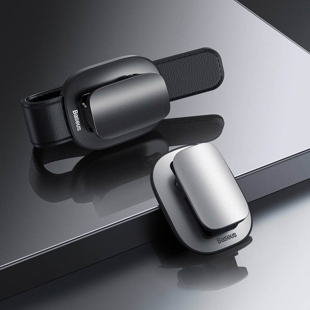 Praktisk gadget for bil: Brilleklips som holder solbrillene trygt på plass under reise.