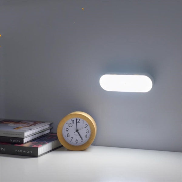 Trådløs vegglampe med bevegelsessensor, gir automatisk LED-lys. USB-oppladbar og enkel montering.