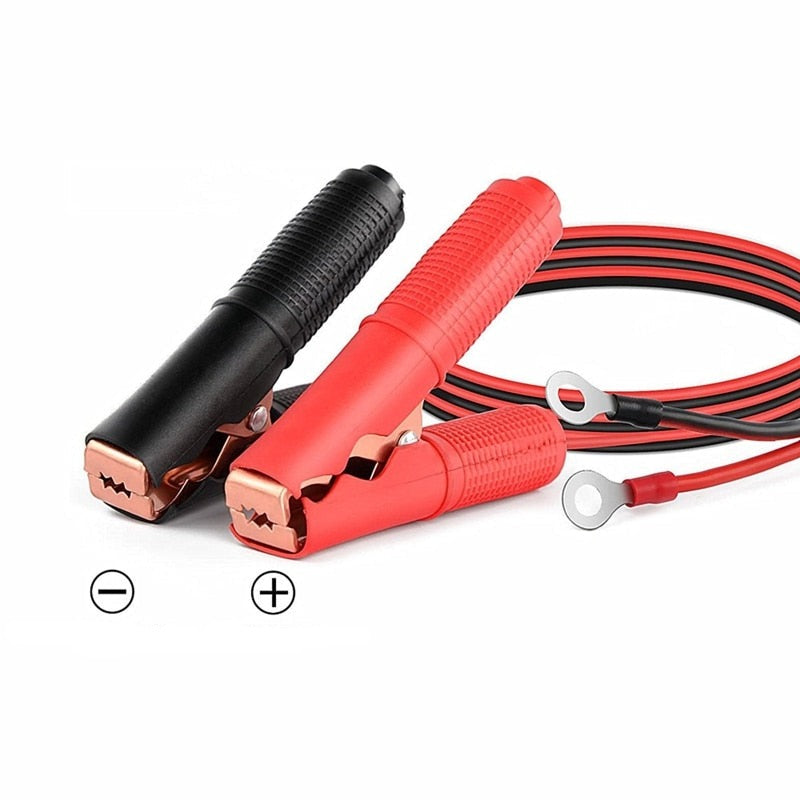 Kraftig batterikabel med isolerte krokodilleklemmer, perfekt som startkabel for bil, båt og campingutstyr.