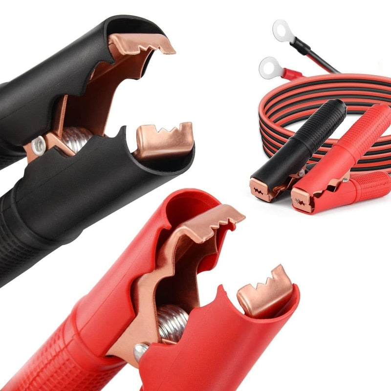 Detalj av robust bilbatterikabel med forsterkede krokodilleklemmer for sikker tilkobling til 12V/24V batteri.