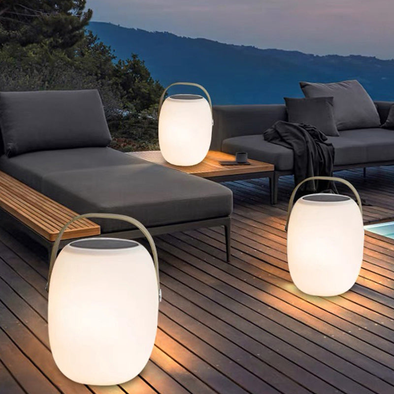 Dekorativ LED terrassebelysning i elegant kurvdesign, perfekt for stemningslys.