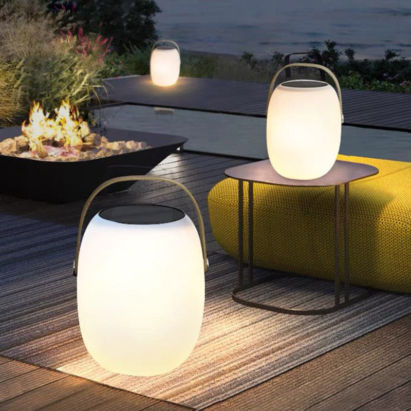 Vanntett LED utendørslampe med stilig kurvdesign, ideell for hage og utebruk.