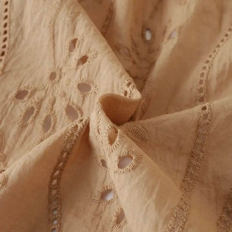 Luftig brodert vest for kvinner, med intrikate utskjæringer, ideell for sommerbruk.