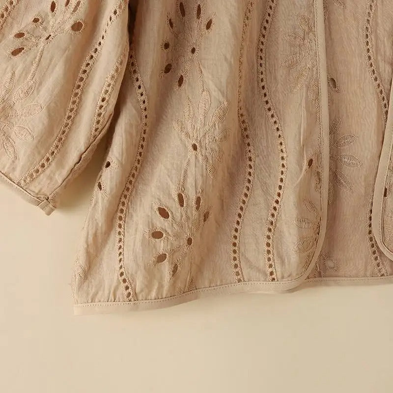 Elegant brodert vest til kvinner med unike utskjæringer, en lett og luftig topp.