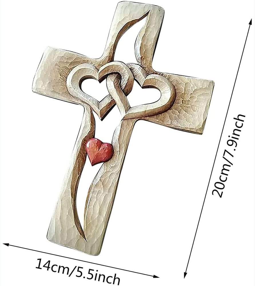 Religiøst trekors med utskårede, sammenflettede hjerter. Åndelig trekunst, veggdekor som symboliserer evig kjærlighet.