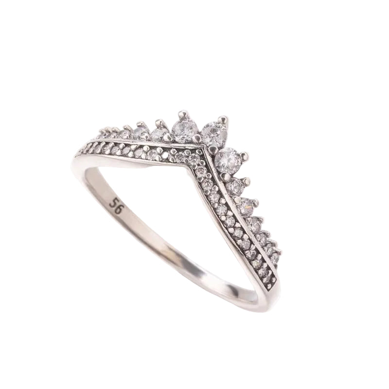 V-form sterling sølvring for dame, prydet med glitrende cubic zirconia steiner. Et elegant smykke.