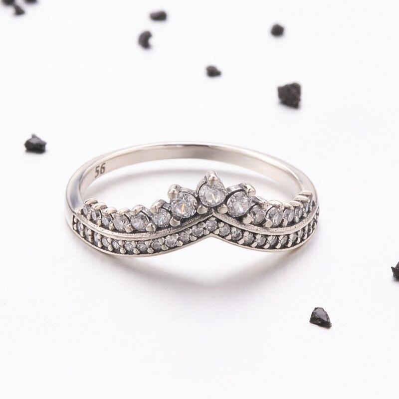 Elegant V-form dame ring i sterling sølv, med skinnende cubic zirconia for et tidløst uttrykk.