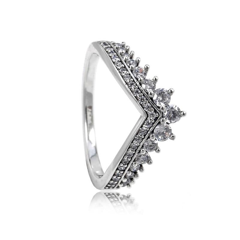 Tidløs og elegant v-form ring i sterling sølv med cubic zirconia, perfekt for stilbevisste kvinner.