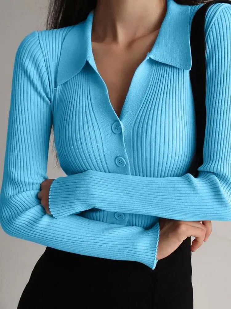 Elegant slim fit v-hals cardigan i myk strikk, perfekt for lag-på-lag.