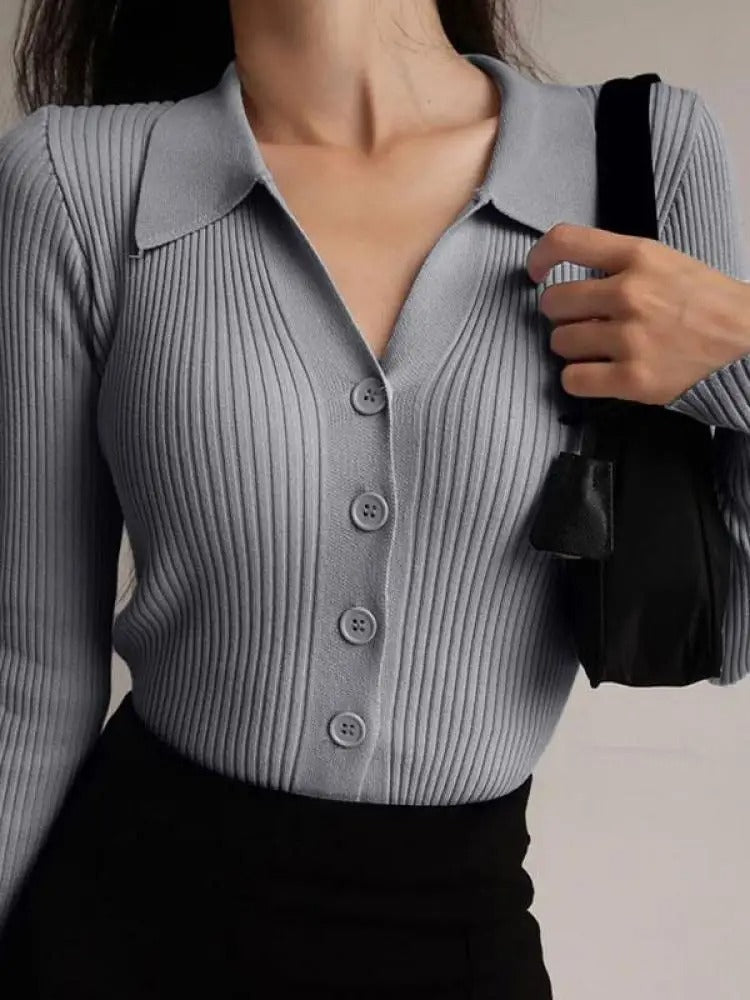 Moderne v-hals cardigan med ribbestrikk, gir en sofistikert look.