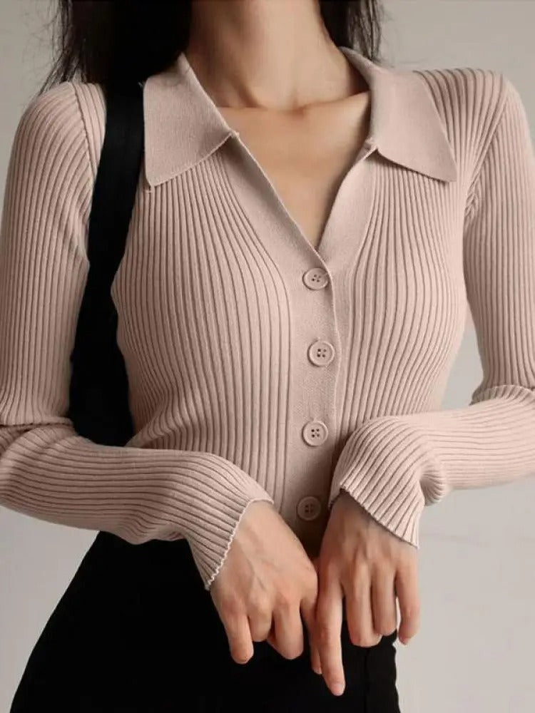 Lett v-hals cardigan i gråmelert, et must-have for vårens antrekk.