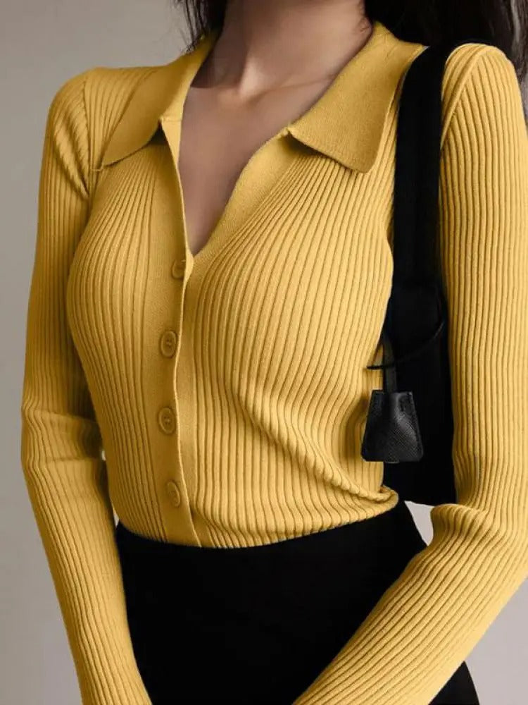 Sofistikert marineblå v-hals cardigan for kvinner, elegant og funksjonell.