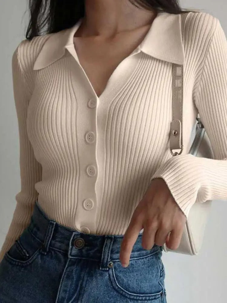 Avslappet og myk v-hals cardigan i beige, perfekt for en casual stil.