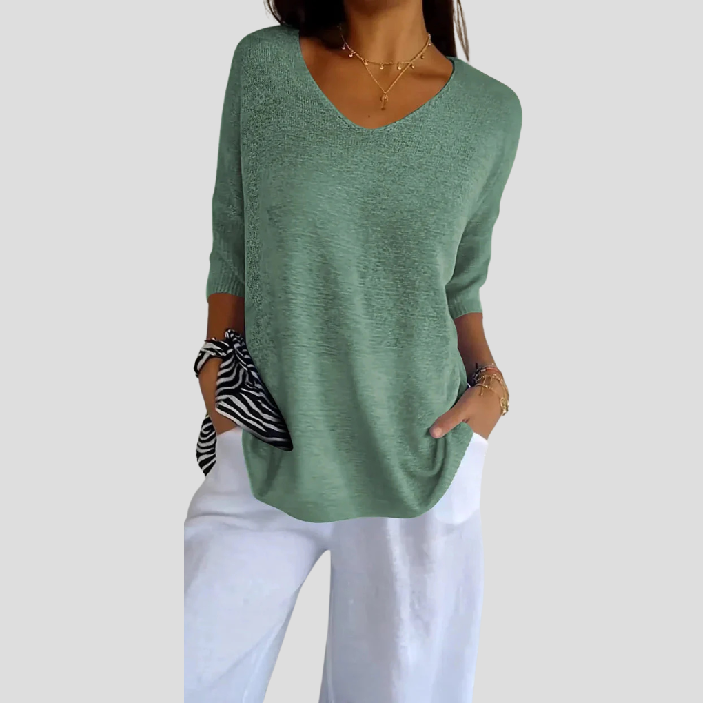 Allsidig V-hals strikket dametopp, perfekt for layering eller alene. Komfortabel vår- og sommerfavoritt.