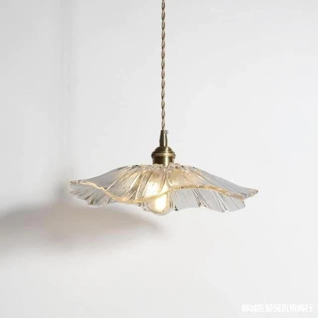 Stemningsfull glasslampe med lotusmotiv, ideell for soverommet eller som aksentbelysning i stuen.